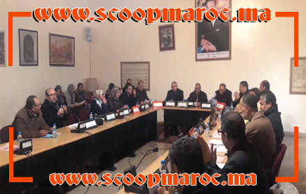 استأنف المجلس الجماعي لمدينة سطات يوم أمس الأربعاء 12 فبراير 2019 أشغال الجلسة الثانية من دورة فبراير لسنة 2019، والتي تضمنت خمسة نقط، عجلت أولها المتعلقة بالمصادقة على دفتر التحملات والشروط لكراء المحلات التجارية متموقعة في (لقواس) تندرج ضمن الممتلكات العقارية لجماعة سطات بظهور انشقاق واضح داخل مكونات أغلبية المجلس البلدي، بعدما امتنع 6 أعضاء عن التصويت من بينهم نائبان للرئيس وكذا رفض المصادقة من قبل أربعة أعضاء في وقت صادق 15 عضو على هذه النقطة. تعود تفاصيل هذه النقطة التي أثارت زوبعة داخل مكونات المجلس البلدي لمدينة سطات، إلى اعتبار بعض الأعضاء أن ممتلكات الجماعة لا تقتصر على هذه المحلات المتواجدة بلقواس، بل تتضمن محلات أخرى وفيلات شاسعة مكراة بأثمنة بخسة، لم يكلف أعضاء الجماعة نفسهم عناء استخلاص ما بذمة مكتريها أو تفعيل القانون في حقهم، بينما ذهب آخرون إلأى ضرورة مراجعة الصيغة القانونية لدفتر التحملات الذي لم يقتصر على السومة الكرائية فقط بل امتد إلى ضرورة اقتناء التيمة التجارية (الساروت)، آخرون اعتبروا أن اللجنة التي خرجت لمعاينة المحلات قامت بالتزوير والتدليس مدعية أن المحلات مغلقة، بينما آخرون اعتبروا أن مقر جمعية الشاوية يجب أن يشمله نفس الوضع بإفراغه لكي لا يكون استغلاله حكرا على جمعية وحيدة لا آثر ولا وقع لأنشطتها على مدينة سطات، وثلة اعتبروا أن المستغلين لم يتوصلوا بإنذارات أو مراسلات من جماعة سطات، وطائفة التمست تمكين مستغليها بالأولوية لكرائها... أمام هذا الجدال والمناقشة الطويلة التي فرقت بين أعضاء المجلس البلدي كل حسب وجهة نظره وقراءته لمنطقه الشخصي، تدخل عبد الرحمان عزيزي رئيس المجلس البلدي لمدينة سطات، ليكشف أن لجنة الافتحاص التي سبق أن حلت من وزارة الداخلية إلى جماعة سطات، قد قامت بتوجيه توصيات شفهية قبيل مغادرتها والتي من بينها ضرورة تسوية الوضعية القانونية لهذه المحلات، مضيفا أن القانون يعلو ولا يعلى عليه، والصيغة التي يجب أن تسوى بها محلات لقواس يجب أن تخضع لجميع شروط وضمانات الشفافية من قبيل التنافسية من أجل ضمان مداخيل إضافية إلى خزينة الجماعة، حيث أن تمكين مستغليها بطريقة مباشرة من استغلالها يعتبر امتيازا يعاقب عنه القانون.