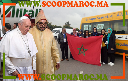 كشفت مصادر سكوب ماروك عن إدارة مجموعة مدارس الأبرار الخاصة بسطات، قد سهرت على جعل تجهيزاتها وأطرها التربوية رهن إشارة الحدث التاريخي الذي شهده العالم يوم أمس السبت 30 مارس، من خلال استقبال عاهل البلاد الملك محمد السادس لبابا الفاتيكان فرانسيس. في ذات السياق، وضعت المؤسسة التعليمية السالفة للذكر حافلاتها للنقل المدرسي، رهن إشارة مجموعة من الشباب الملكي المنضوي تحت لواء حركة الشباب الملكي وكذا هيئة الدفاع عن الوحدة الترابية قصد التنقل من مدينة سطات صوب الرباط، يضاف لها انتقال وفد رسمي من الأطر التربوية والإدارية لنفس مؤسسة الأبرار الخاصة بسطات صوب الرباط للمشاركة في احتفالية استقبال البابا فرنسيس، علما ان هذه ليست المرة الأولى التي تشارك فيها نفس المؤسسة بأطرها وتجهيزاتها، حيث سبقتها محطات سالفة من قبيل استعمال الشباب الملكي سيارات مدرسة الأبرار للتنقل للرباط للقيام بوقفة احتجاجية على تصريحان بان كيمون المعادية للوطن واستعمال نفس السيارات في الانتخابات الجماعية والبرلمانية لنقل صناديق الاقتراع من طرف الإدارة الترابية... هذا، وترأس أمير المؤمنين صاحب الجلالة الملك محمد السادس، نصره الله، مرفوقا بصاحب السمو الملكي ولي العهد الأمير مولاي الحسن، وصاحب السمو الملكي الأمير مولاي رشيد، يوم أمس السبت 30 مارس، بباحة مسجد حسان بالرباط، حفل استقبال رسمي على شرف قداسة البابا فرانسيس. ولدى وصول موكبيهما لباحة مسجد حسان، تقدم صاحب الجلالة الملك محمد السادس وقداسة البابا فرانسيس لتحية العلم على نغمات النشيدين الوطنيين للبلدين، بينما كانت المدفعية تطلق 21 طلقة ترحيبا بمقدم رئيس الكنيسة الكاثوليكية. إثر ذلك، استعرض صاحب الجلالة الملك محمد السادس وضيفه الكبير، تشكيلة من الحرس الملكي أدت التحية، قبل أن يتقدم للسلام على قداسة البابا فرانسيس كل من رئيس الحكومة، ورئيسا مجلسي النواب والمستشارين، ووزير الدولة المكلف بحقوق الإنسان، ومستشارو صاحب الجلالة، ووزير الداخلية، ووزير الشؤون الخارجية والتعاون الدولي، ووزير الأوقاف والشؤون الإسلامية. كما تقدم للسلام على رئيس الكنيسة الكاثوليكية، الرئيس الأول لمحكمة النقض، والوكيل العام للملك لدى هذه المحكمة، والأمين العام للمجلس العلمي الأعلى، ومدير الكتابة الخاصة لصاحب الجلالة، والحاجب الملكي، والناطق الرسمي باسم القصر الملكي مؤرخ المملكة، وعمداء السلك الديبلوماسي المعتمد بالرباط، ورؤساء الكنائس والبيع. وتقدم للسلام على قداسة البابا أيضا، الجنرال دو كور دارمي المفتش العام للقوات المسلحة الملكية، والجنرال دو كور دارمي قائد الدرك الملكي، والجنرال دو ديفيزيون مفتش القوات الملكية الجوية، والجنرال دو بريكاد مفتش البحرية الملكية، والجنرال دو بريكاد رئيس المكتب الثالث بالقيادة العليا للقوات المسلحة الملكية، والمدير العام للأمن الوطني ولمراقبة التراب الوطني، والمدير العام للدراسات والمستندات. إثر ذلك، تقدم للسلام على صاحب الجلالة الملك محمد السادس أعضاء الوفد الرسمي المرافق لقداسة البابا. وتوجه جلالة الملك وضيفه الكبير إلى المنصة الملكية بباحة مسجد حسان، بعد ذلك، حيث ألقيا خطابين أمام عشرات الآلاف من الأشخاص من مختلف الديانات، بمناسبة هذا اللقاء الأول الذي يجمع أمير المؤمنين وقداسة البابا فرانسيس. وانطلاقا من المكانة الدينية والمسؤولية الروحية التي يحظى بها أمير المؤمنين وقداسة البابا، سيمكن هذا اللقاء من النهوض بقيم الأخوة، والسلام، والتسامح بين الشعوب والأمم وتعزيز الحوار، والتفاهم والتعايش بين الديانات.