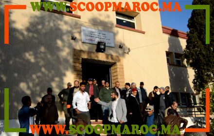 تفاجئ عابرو المدخل الجنوبي لسطات في اتجاه كيسر باستنفار أمني غير مسبوق في محيط مقر الخيرية الإسلامية بسطات، حيث تبين فيما بعد أن أشخاصا ولجوا المنشأة المذكورة تحت حماية السلطات المحلية للمدينة من أجل تشكيل مكتب الجمعية الخيرية الإسلامية، رغم تواجد مكتب مسير لنفس الجمعية وحديث الولادة تجدد في نهاية الشهر المنصرم وحصل على وصل مؤقت بتاريخ 7 مارس 2019 من طرف قائدة الملحقة الإدارية الخامسة يتوفر سكوب ماروك على نسخة منه، التي عادت لتتراجع عن الوصل المؤقت في ظروف غامضة بتاريخ 14 مارس بعدما رفعت مراسلة يتوفر سكوب ماروك على نسخة منها موجهة إلى عزيز حميم تخبره أن المكتب المسير الحاصل على الوصل النهائي منذ سنة 2016 لا يزال قانونيا ويعتبر المسؤول القانوني والإداري عن المركب الاجتماعي متعدد الاختصاصات. في ذات السياق، عاين طاقم سكوب ماروك اقتحام المبنى من طرف السلطات المحلية متمثلة في رئيس الدائرة بمدينة سطات وقائدة الملحقة الإدارية الخامسة مرفوقين بأعوان السلطة، في وقت رابضت عناصر القوات المساعدة والأمن العمومي في محيط المؤسسة، محترمين حدود الاختصاصات القانونية المخولة لهم، بينما حاول ممثلو الإدارة الترابية إخراج المكتب المسير القائم حديثا للجمعية عنوة من المؤسسة، تارة بالحوار وتارة أخرى تحت التهديد باللجوء للقوة العمومية، لترك المكان لأشخاص ولوجوا القاعة قصد تأسيس مكتب الجمعية رغم وجود مكتب قائم حديثا، قبل أن يقرر رئيس الدائرة بعد تعنت المكتب المسير للجمعية المشكل حديثا عن الرضوخ لأساليبه، إلى دفعهم للغة الحوار قصد امتصاص الاحتقان الذي أرخى بظلاله على الحاضرين، عبر استدراج عنصرين من المكتب القديم وعنصرين من المكتب المشكل حديثا والولوج لأحد المكاتب قصد حوار مغلق لإيجاد حل سوي لهذا الملف المثير للجدل. مرت حوالي ساعة ونصف، حتى خرج المتدخلون في طاولة الحوار، لتعلن المفاجئة لكافة الحضور أن استدراج رئيس الدائرة للمتحاورين فسح المجال للمكتب القديم وخلق فرصة لتشكيل مكتبه الجديد برئاسة الرئيس السابق رغم تقديمه لاستقالته الكتابية والمصححة الإمضاء بمصلحة الحالة المدنية بالملحقة الإدارية الثانية بتاريخ 4 مارس 2019 يتوفر سكوب ماروك على نسخة منها، لتتفرق جموع المحتشدين من داخل المبنى والخروج للفضاء الخارجي الذي تحول إلى ساحة لتراشق الاتهامات صوب ممثلي السلطة المحلية بتعبيد الطريق للمكتب القديم لاستعادة تدبير الجمعية الخيرية الإسلامية دون لعبه دور الحياد بين فعاليات جمعوية. تفاصيل النازلة بالصوت والصورة حصريا لسكوب ماروك في نشرة لاحقة من قلب الخيرية الإسلامية بسطات.