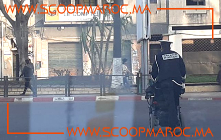 وجه آخر لرجل الأمن بسطات.. صورة ضابط يوقف ويساعد عجوز على كرسي متحرك لعبور الطريق تشعل الفايسبوك