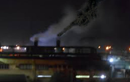 سحب سوداء تحلق فوق سماء سطات ليلا.. مصنع يغتال بهجة الساكنة التي تعيش على احتقان غير مسبوق مستنجدة بمسؤولي المدينة