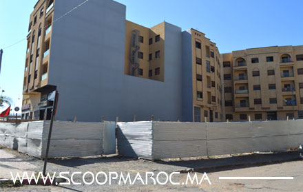 سطات: ظهور مطرح عشوائي وسط العمارات قرب محطة القطار ومطالب بأزالة ألواح قصديرية تسيج بقعة أرضية غير مبنية