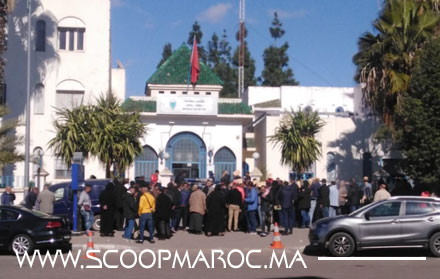 الازدحام أمام مكتب الجمارك بسطات يهدد بخلق بؤرة وبائية لكورونا.. وضع مقلق عجل بتدخل جمعية النخيل لمغاربة المهجر