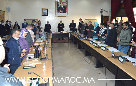 دورة المجلس البلدي لسطات تحت عنوان منع المواطنين من الحضور وإغراق القاعة بالموظفين وكذا الصحافة